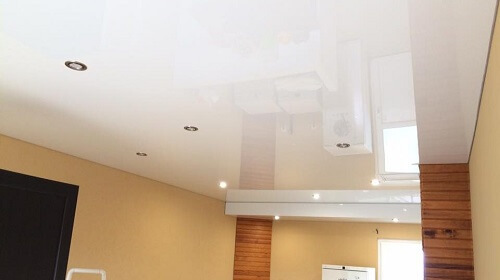 Quelle est la différence entre un faux plafond tendu et un faux plafond suspendu?